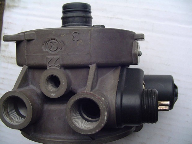 Knorr-Bremze Lgszrts Lefj szelep 8 brra lltva ftssel