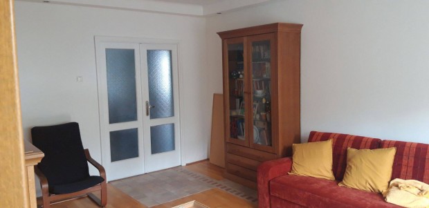 K�b�nyai panel lak�s elad�