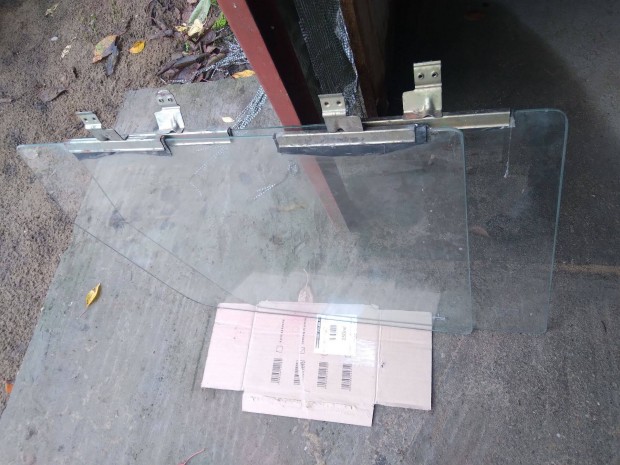 Kocka lada els� ajt� �vegp�r + h�ts� sz�lv�d�