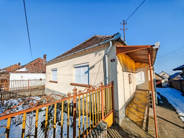 Kocs, 3 szob�s  csal�di h�z elad�