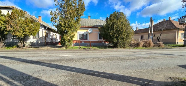 Kocs�ron a f��t mellett fel�j�tott 67 nm-es csal�di h�z Elad�!