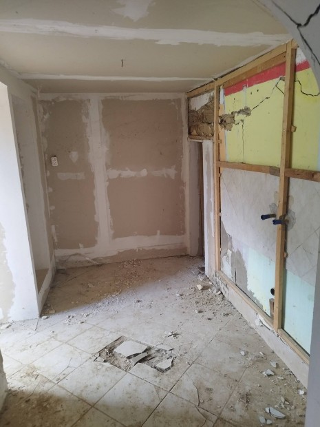 Kocsola elad� fel�j�tand� csal�di h�z 