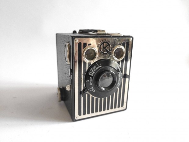 Kodak Six-20 Brownie B - Art Deco Rika!