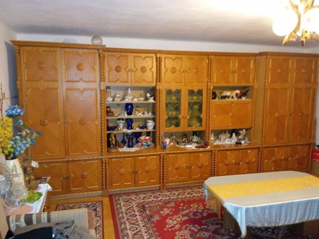 Kol�nia szekr�nysor