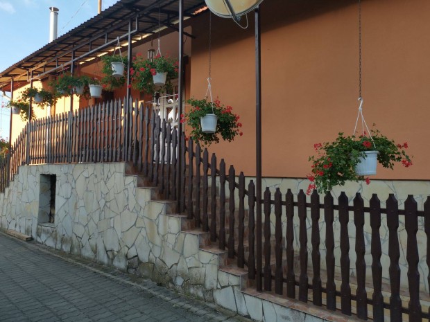 K�lt�zhet� csal�di h�z J�k�n elad� vagy cser�lhet� !