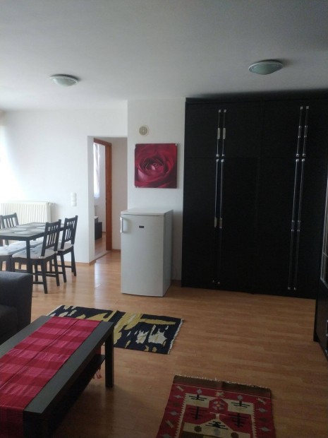 Költözz be! Másfél szobás bútorozott lakás 230 eFt+rezsiért!