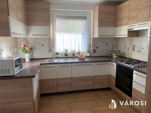 K�lt�zz egy teljesen meg�jult ingatlanba Hajd�b�sz�rm�nyben