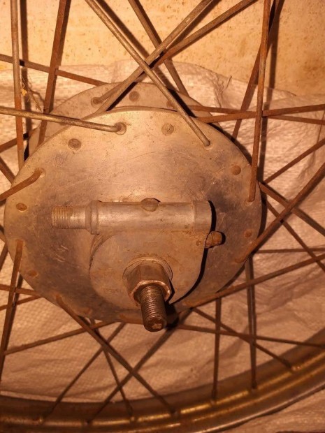 Kom�r ker�k elad�