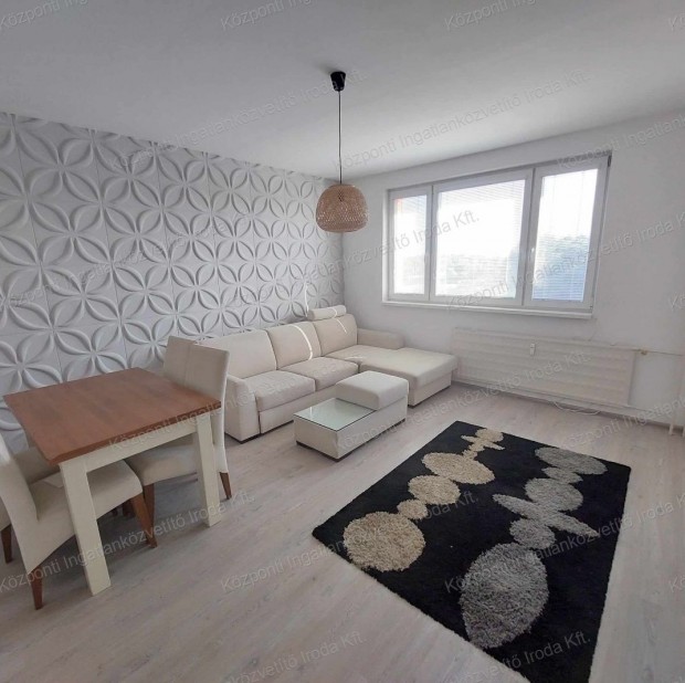 Kom�rn�ban, Kom�romhoz k�zel, 2 szob�s fel�j�tott lak�s kiad�