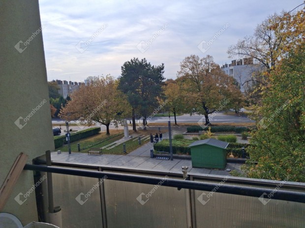 Kom�rom J�kai t�ren elad� 2 emeleti erk�lyes lak�s