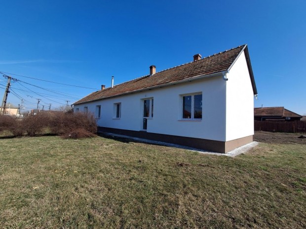 Kom�rom Sz�nyben  elad� feluj�tott h�z