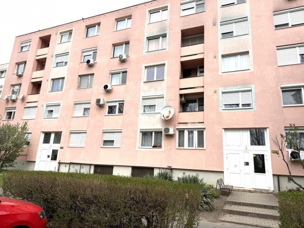 Kom�rom, 2 szob�s   lak�s elad�