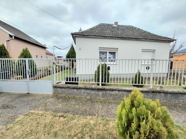 Kom�rom, 2 szob�s  csal�di h�z elad�