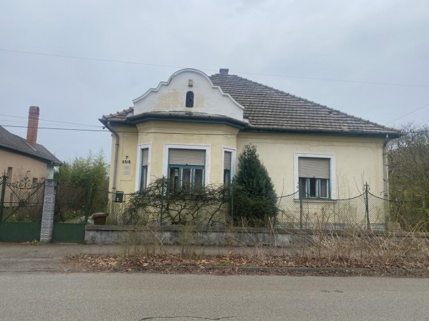 Komárom, 4 szobás családi ház eladó