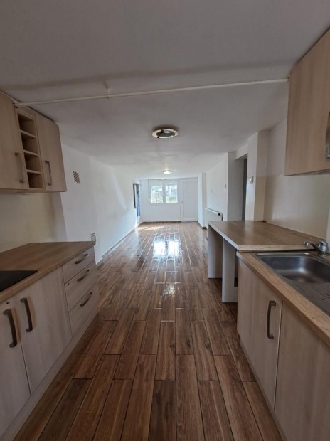 Kom�rom, 6 szob�s  sorh�z elad�