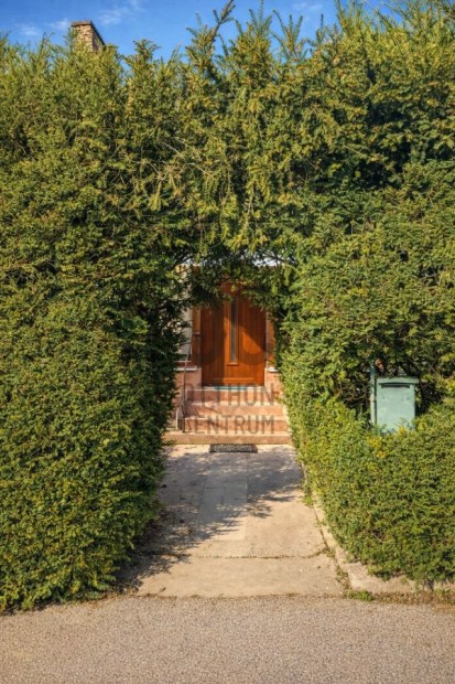 Kom�rom -Sz�nyi v�rosr�szen sorh�zi lak�s elad� !