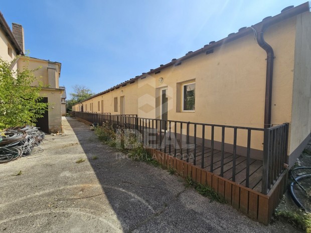 Kom�rom, v�llalkoz�sra alkalmas ter�let 6 �p�lettel, 9264 m2 telken,