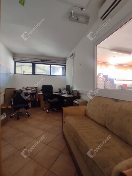 Kom�rom belv�ros�ban ipari ingatlan hossz� t�vra kiad�!