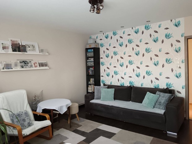 Kom�rom elad� lak�s