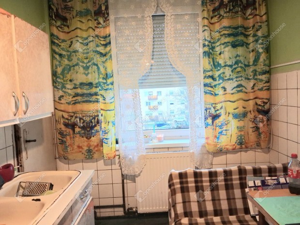 Kom�rom k�zpontj�ban elad� 2, emeleti  lak�s a Korona utc�ban