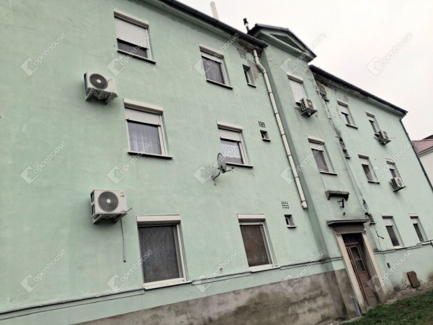 Kom�rom k�zpontj�ban elad� 2, emeleti  lak�s a Korona utc�ban