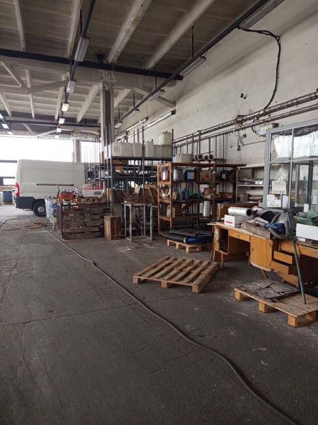 Kom�romban elad� teljes berendez�ssel, jelenleg nem �zemel�, ingatlan