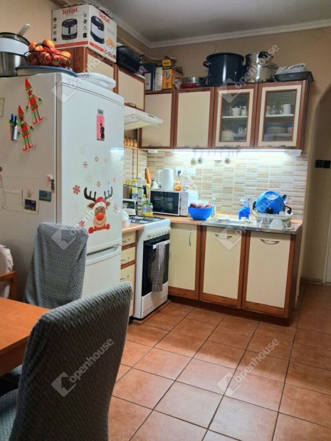 Kom�romi elad� 45 nm-es lak�s