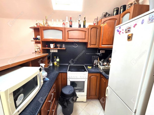 Kom�romi elad� 53 nm-es lak�s