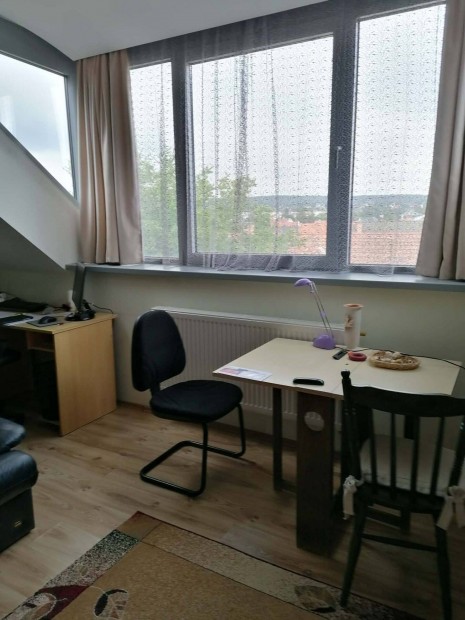 Komfortos Lak�s Kiad� G�d�ll� Sz�v�ben