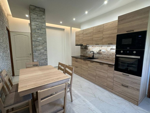 Koml�-Belv�rosban fel�j�tott lak�s elad�