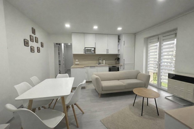 Koml�-K�k�ny�sben fel�j�tott, francia erk�lyes lak�s elad�