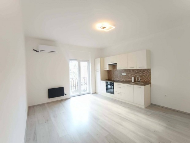 Koml�-K�k�ny�sben fel�j�tott lak�s elad�