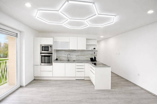 Koml�-K�k�ny�sben fel�j�tott lak�s elad�