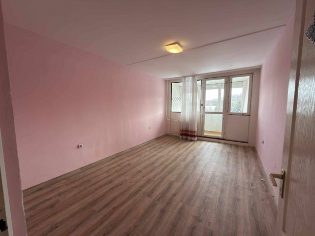 Koml�-K�rtv�lyesben erk�lyes fel�j�tand� lak�s elad�