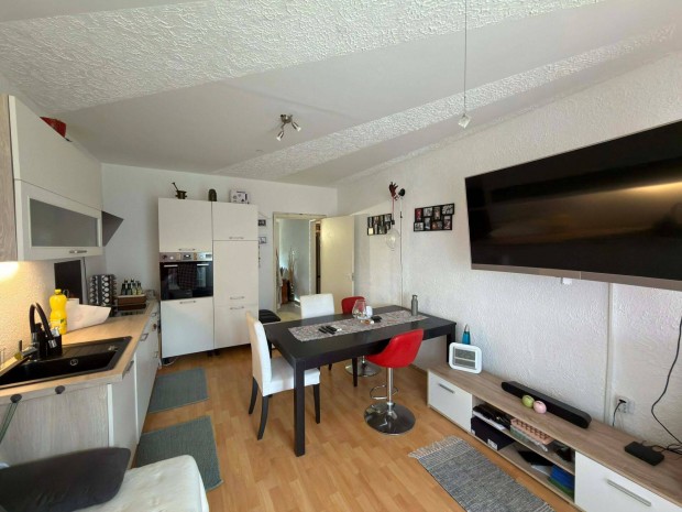 Koml�-K�rtv�lyesben erk�lyes lak�s elad�