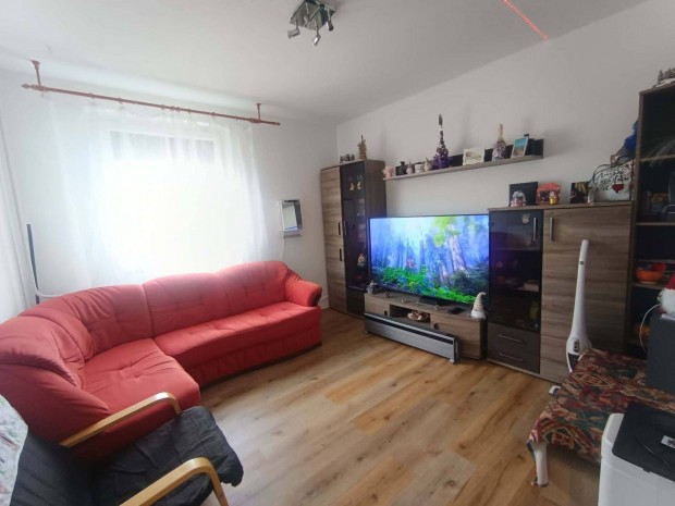 Koml�-K�rtv�lyesben erk�lyes lak�s elad�