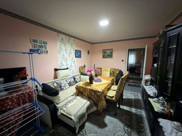 Koml�-K�rtv�lyesben erk�lyes lak�s elad�