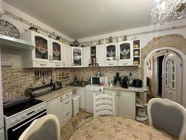 Koml�-Piramish�zban j� �llapot� lak�s elad�