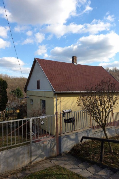 Koml�-Sikond�n nyaral� elad�