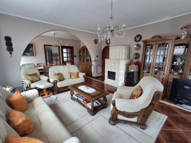 Koml� Szilv�s v�rosr�sz�n elad� 3 szintes  csal�di ikerh�z, ak�r v�lla