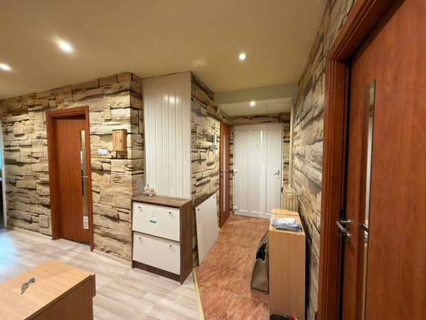 Koml�-Szilv�sban dupla erk�lyes, nagy m�ret� lak�s elad�