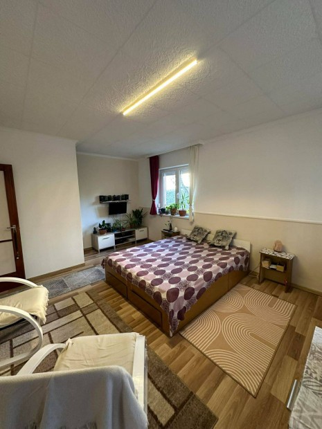 Koml�-Szilv�sban garzon lak�s elad�