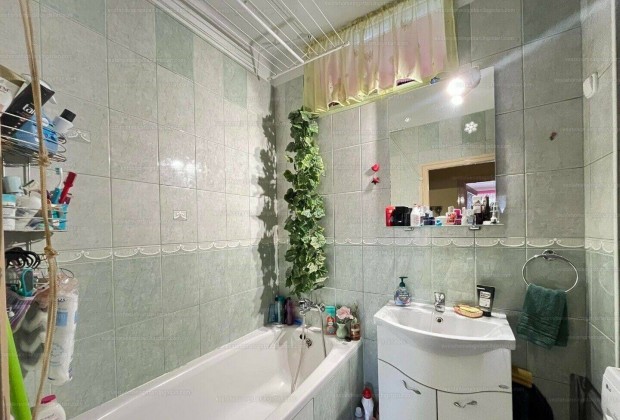 Koml�-Szilv�sban nagy erk�lyes lak�s elad�