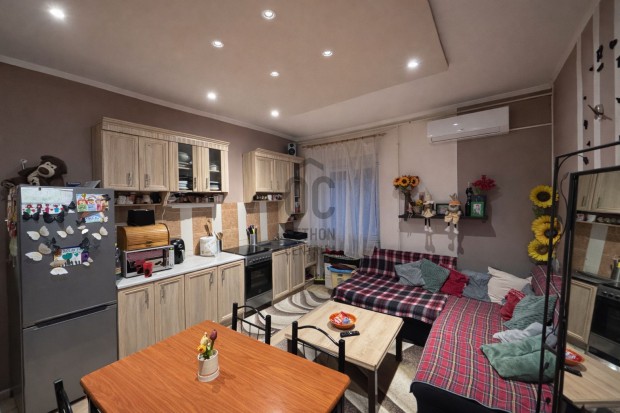 Koml�, V�r�smarty utc�b�n 53 nm-�s,2 szoba + amerikai konyh�s nappali,