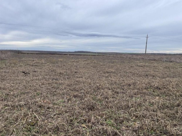 K�ml�d,  �p�t�si telek elad�