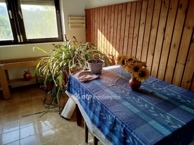 Koml�i 280 nm-es h�z elad�