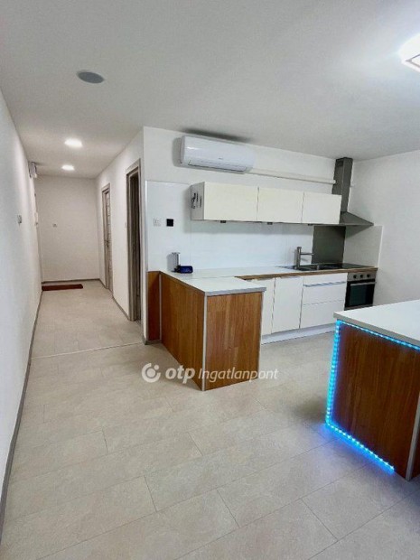 Koml�i 52 nm-es lak�s elad�