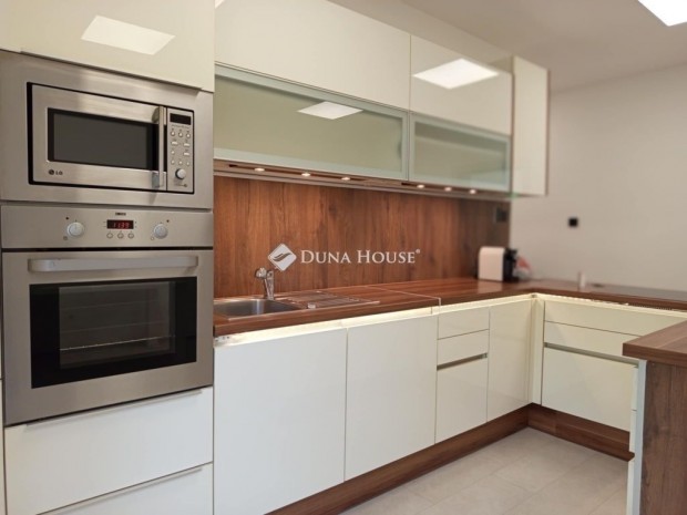 Koml�i elad� 56 nm-es lak�s