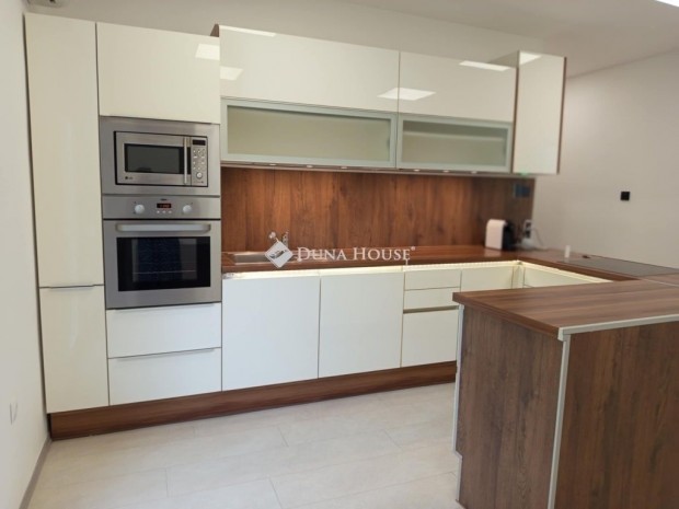 Koml�i elad� 56 nm-es lak�s