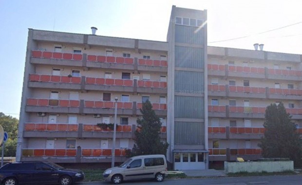 Koml�n 52nm-es lak�s